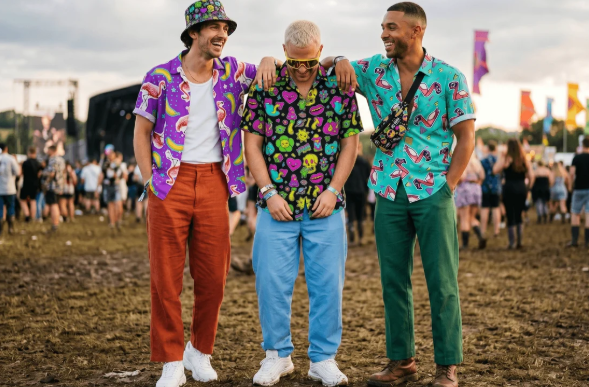 What to Wear to Festivals in the UK, USA & Mexico: The Amiri Tenis, Mixed Emotion & Zach Bryan Merch Outfit Guide for 2026